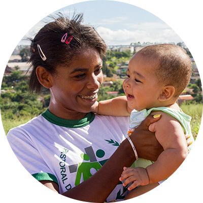 voluntario com bebe no colo