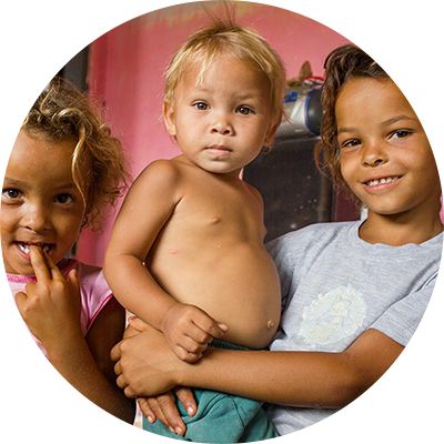 meninos felizes se abraçando brasil